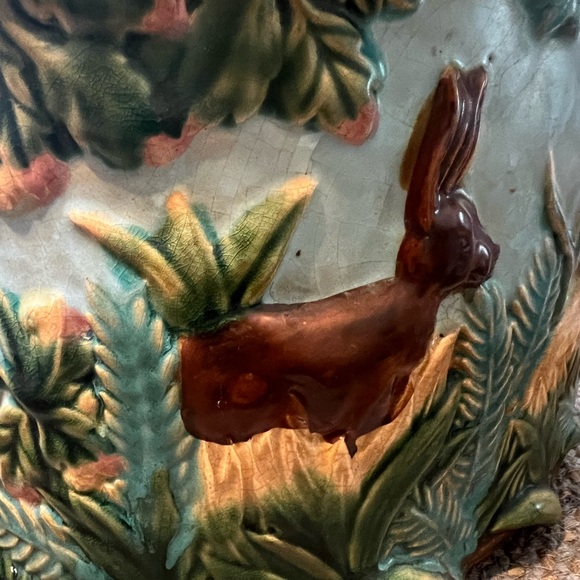 Vintage majolica vase with handles raised rabbit scene - Picture 6 of 9